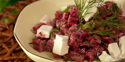 Фото приготовления рецепта: Салат из свёклы с маринованными огурцами и фетой - шаг №14