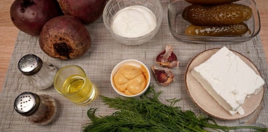 Фото приготовления рецепта: Салат из свёклы с маринованными огурцами и фетой - шаг №1
