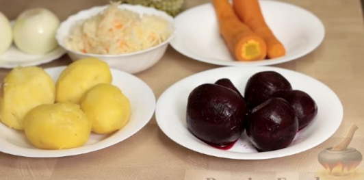 Фото приготовления рецепта: Винегрет с жареным луком, квашеной капустой и зеленым горошком - шаг №1